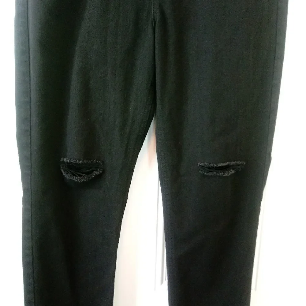 Signature Studio black distressed Jeans with cuffs